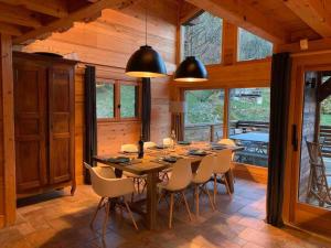 a dining room with a table and chairs in a cabin at Superbe CHALET (14 personnes) & SAUNA au pied du Mont Blanc in Les Contamines-Montjoie