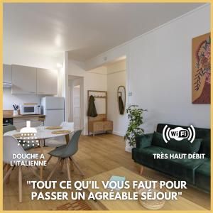 - un salon avec un canapé vert et une table dans l'établissement Le Zandoli - Appart - Centre - Calme, à Blois