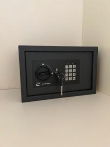 eine schwarze Mikrowelle mit Schlüssel in der Unterkunft S a p p h i r e H o M e - Rivarolo DesignApartment in Rivarolo Canavese