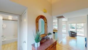 baño con espejo en un tocador de madera en Beach Lover's Haven 2BR Villa at Heron Marsh, en Pawleys Island 25 fotos más
