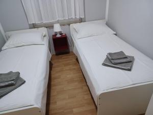 Posteľ alebo postele v izbe v ubytovaní Apartmani Sidro