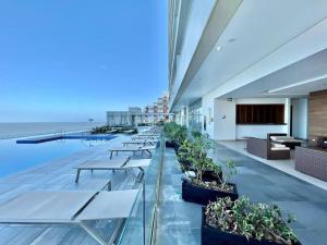 balcone con tavoli e vista sull'oceano di Edificio h2 Cartagena 1603 a Cartagena de Indias