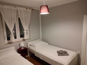 Posteľ alebo postele v izbe v ubytovaní Apartmani Sidro
