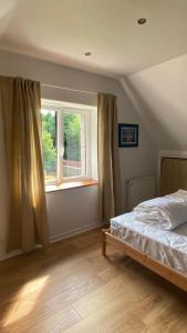 LézardrieuxにあるLes longères du Trieuxのベッドルーム(ベッド1台、窓付)