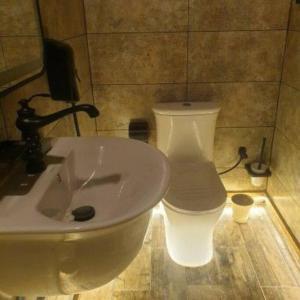 baño con lavabo blanco y teléfono en شاليه ماربيا ١, en Yeda