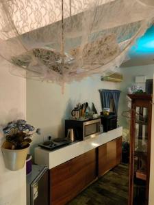 吉達的住宿－شاليه ماربيا ١，厨房配有带微波炉的台面
