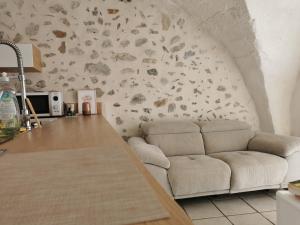 a living room with a couch and a table at Appartement à la campagne 