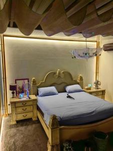 a bedroom with a king sized bed and a table at شاليه ماربيا ١ in Jeddah