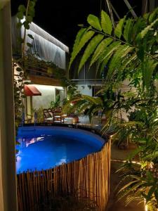 吉達的住宿－شاليه ماربيا ١，一座种植了植物的院子内的蓝色大游泳池