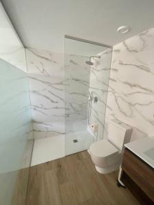 łazienka z toaletą i szklaną ścianą w obiekcie Casa Amigos nieuw appartement in Velapi - Los Alcazares w mieście San Javier