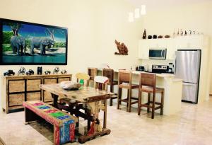 cocina y comedor con mesa y cocina con cocina en The Elephant Castle Beach Front Penthouse, en Manuel Antonio