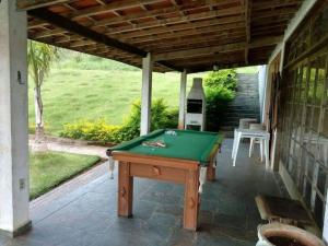 una mesa de billar en el patio de una casa en Fazenda Água Clara, en Monte Alegre do Sul