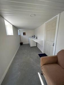 Modern Studio in Norwalk في نورووك: غرفة معيشة مع أريكة وباب أبيض