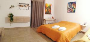 um quarto com uma cama com duas toalhas em Soffio Del Sud em Crispiano