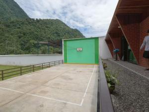 a building with a green door and a basketball court at Bello Amanecer in Las Palmas