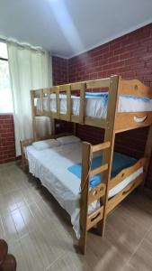 Las PalmasにあるBello Amanecerのレンガの壁の客室で、二段ベッド2組が備わります。