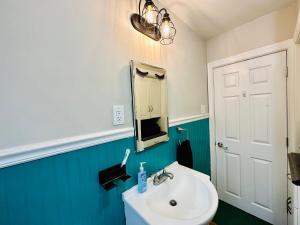 y baño con lavabo blanco y espejo. en Campu’s House - HOME SWEET HOME in Cherry Hill, en Cherry Hill