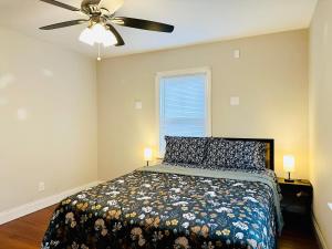 1 dormitorio con 1 cama y ventilador de techo en Campu’s House - HOME SWEET HOME in Cherry Hill, en Cherry Hill