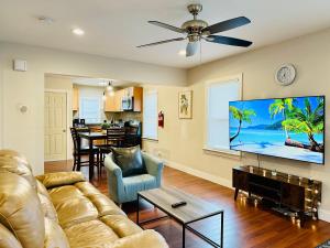 a living room with a couch and a flat screen tv at Campu’s House - HOME SWEET HOME in Cherry Hill in Cherry Hill