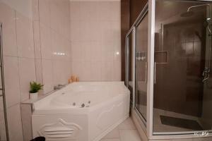Ванная комната в Modern 3-bed Lux Apt with Jacuzzi/Free Parking