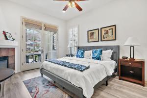 een slaapkamer met een groot bed en een open haard bij Luxurious Villa with Majestic Mountain View, 12 Pools, Spas, Ground Floor in La Quinta +45 foto's