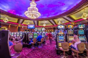 um casino com pessoas a jogar nas slot machines em Esplendor by Wyndham Mendoza em Mendoza