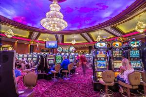 un casino con gente jugando en las máquinas tragaperras en Esplendor by Wyndham Mendoza en Mendoza