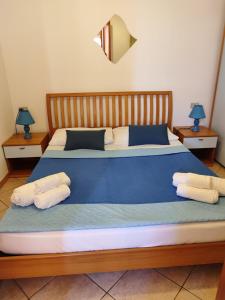 ヴィッラシミーウスにあるCasa Giosaのベッドルーム1室(大型ベッド1台、ナイトスタンド2台付)