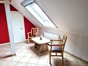 Habitación con mesa, sillas y tragaluz. en Ferienwohnung Am Damm, en Wesel