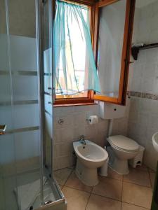 ヴィッラシミーウスにあるCasa Giosaのバスルーム(トイレ、洗面台、シャワー付)