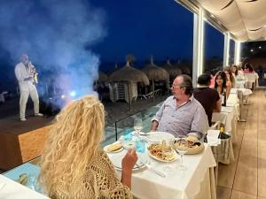 Επισκέπτες που μένουν στο Luxury beachfront apartment with pool, sauna, fitness and gym in province Malaga, Andalusia +58 φωτογραφίες