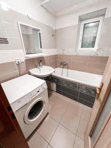 een badkamer met een wasmachine en een wastafel bij Helen Villa free parking in Prague in Praag