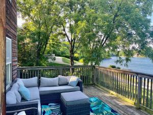 Balcony o terrace sa Lake House with private beach