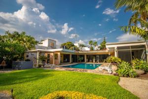 a house with a swimming pool and a yard at ¡Nueva! Bamboo CASA ARTE in Cuernavaca