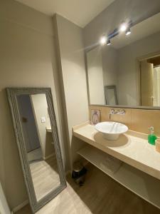 y baño con lavabo y espejo. en Design 440 en San Carlos de Bariloche