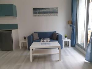 Posezení v ubytování Studio à louer avec vue mer