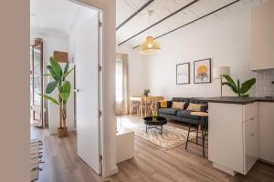 巴塞隆納的住宿－12PAR1003 - Luminoso piso en Paralelo，公寓内设有开放式厨房和客厅。