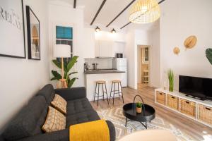 sala de estar con sofá y mesa en 12PAR1003 - Luminoso piso en Paralelo, en Barcelona