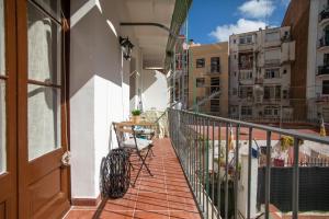 balkon ze stołem i krzesłem w budynku w obiekcie 12PAR1003 - Luminoso piso en Paralelo w Barcelonie