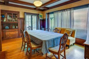 una sala da pranzo con tavolo e sedie di WFH-Friendly Berkeley Home Less Than 2 Mi to University! a Berkeley