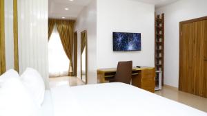 ラゴスにあるDelight Apartments - Oniru VIのベッドルーム1室(ベッド1台、デスク、椅子付)