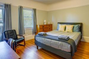 ein Schlafzimmer mit einem Bett und einem Stuhl in der Unterkunft WFH-Friendly Berkeley Home Less Than 2 Mi to University! in Berkeley