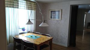 Ånge的住宿－Vojengården Lägenhet 3，餐桌、椅子和灯具