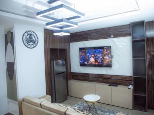 تلفاز و/أو أجهزة ترفيهية في Delight Apartments - Oniru VI