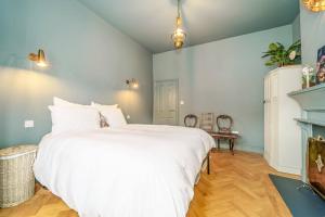 ロンドンにある2 Bedroom garden flatのベッドルーム1室(白い大型ベッド1台付)