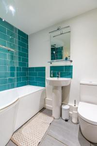 溫特爾頓海濱的住宿－Sams Snug，带浴缸水槽和卫生间的浴室