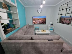 ein Wohnzimmer mit Sofa und Tisch in der Unterkunft Mykonos Seaside Villa in Paralía Avdhíron