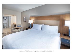 En eller flere senger på et rom på Candlewood Suites DFW Airport North - Irving, an IHG Hotel