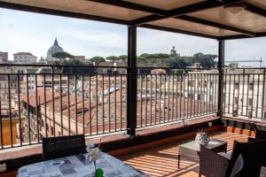 balcone con tavolo e vista sulla città di YOUR VATICAN TERRACE a Roma