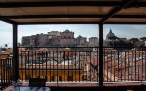 balcone con vista sulla città. di YOUR VATICAN TERRACE a Roma